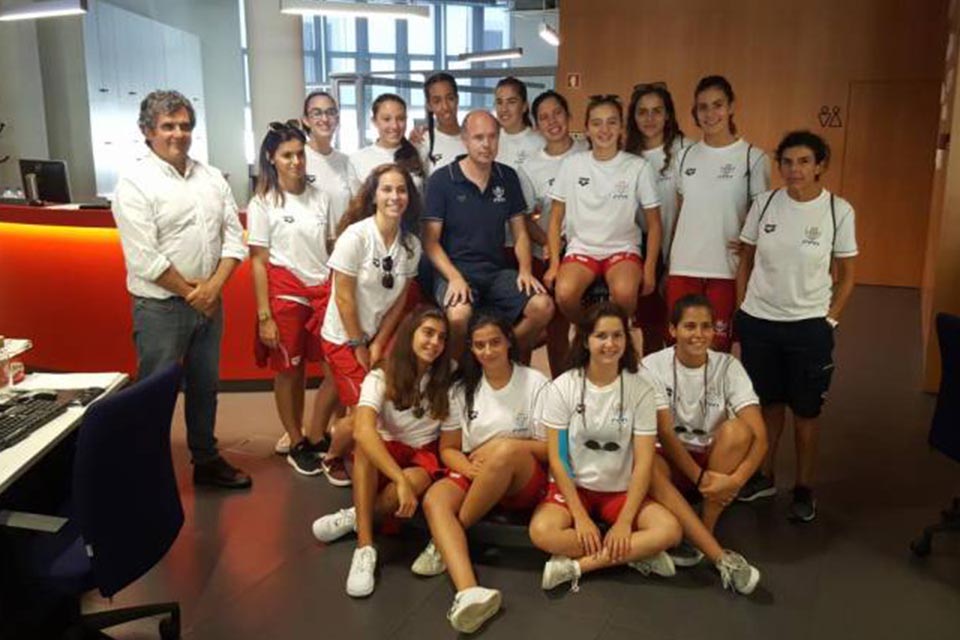 A selecção feminina de sub-19 de polo aquático fez ontem uma visita às instalações do DIÁRIO.