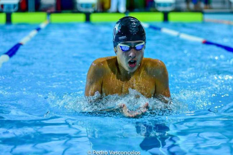 Rui Afonso Fernandes, nadador juvenil A do CD Nacional, bateu o recorde regionais dos 50 metros costas.